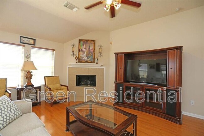 Foto del edificio - 3105 Summer Storm Ln