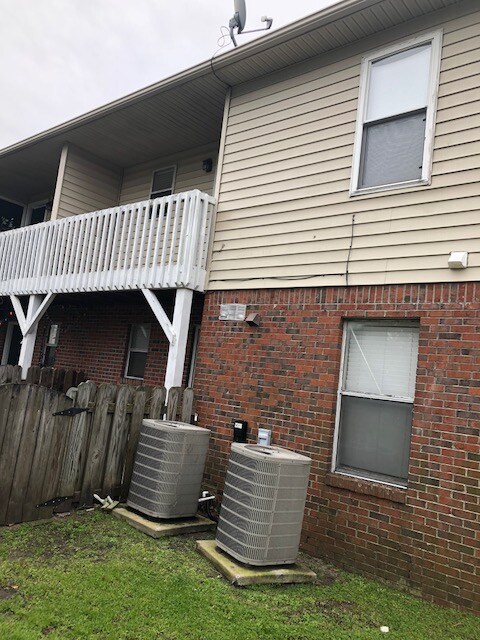 Building Photo - 605 Nixon St