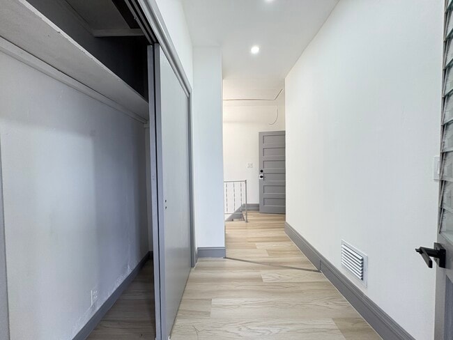 Foto del edificio - 74 Warner Ave