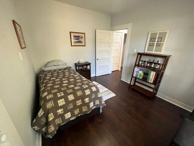 Foto del edificio - Great FULLY FURNISHED home!