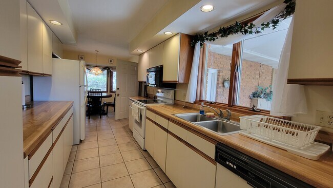 Foto del edificio - 1041 Carousel Ln