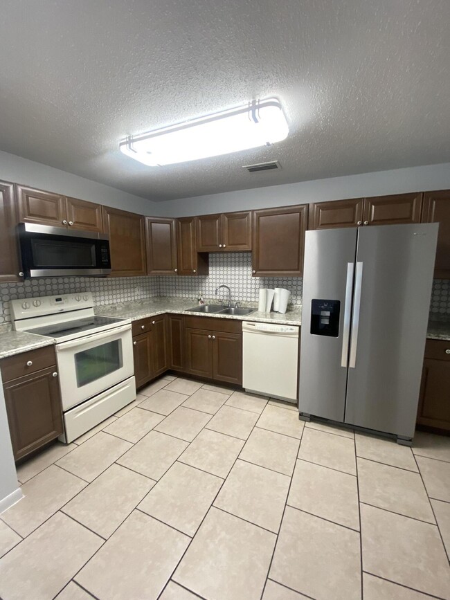 Foto del edificio - 4365 Edward Rd