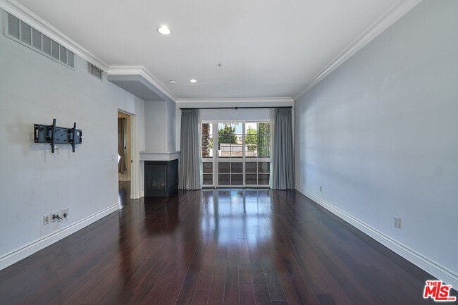 Building Photo - 851 N San Vicente Blvd