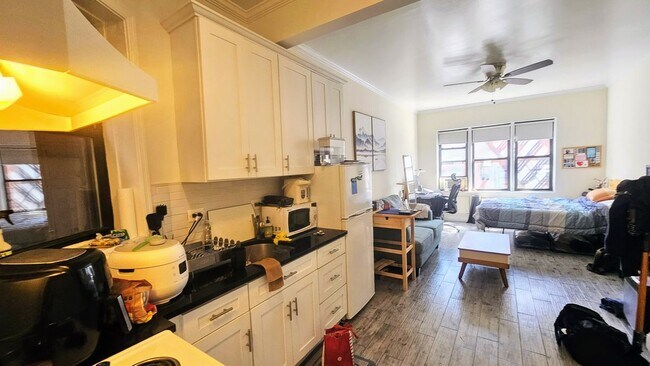 Building Photo - 403 E 73rd St