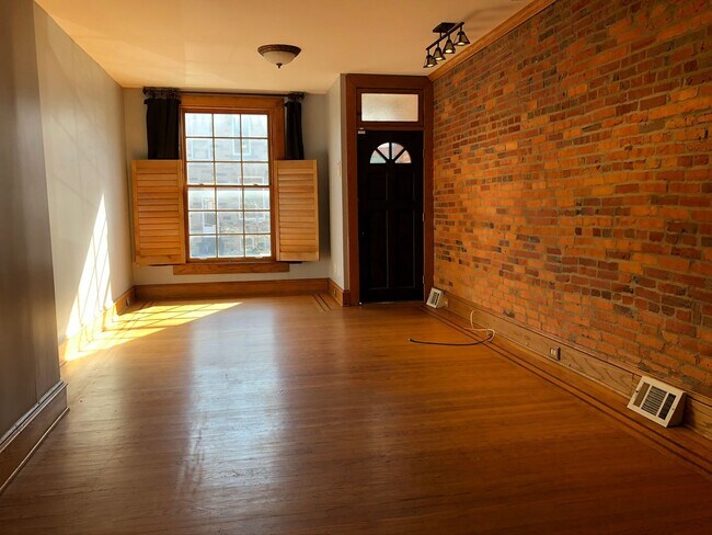 Building Photo - Charming 2 Bedroom/2 Bath Townhome - Histo...