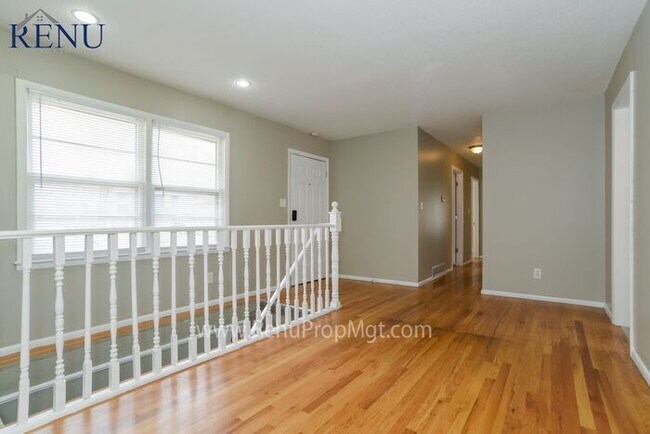 Building Photo - Available NOW! Lovely 3 Bedroom Home in KC!