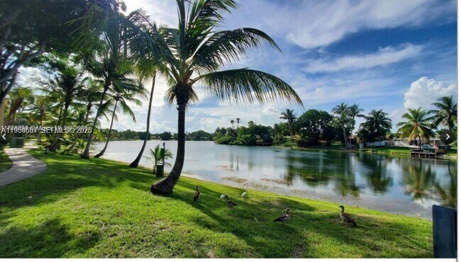 Foto del edificio - 14525 N Kendall Dr