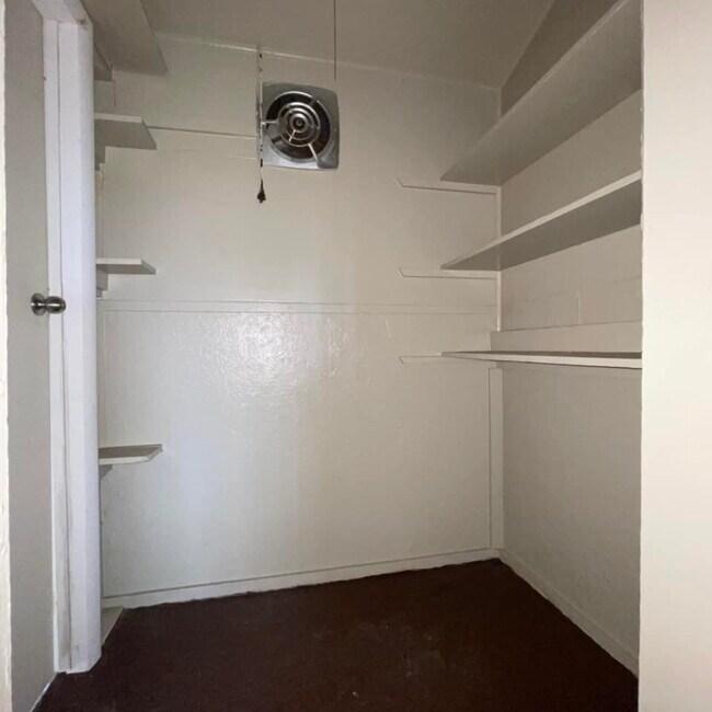 Foto del edificio - 2-Bedroom and 1.5-Bathroom with a Bonus Rooom