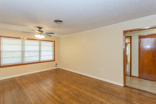 Building Photo - 402 Avondale St