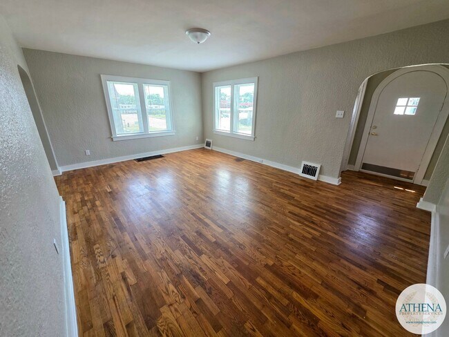Building Photo - Charming 3 Bedroom / 1 Bath House with Original Hardwood Floors