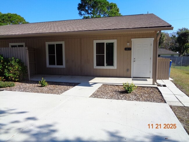 Building Photo - VERY WELL MAINTAINED FLORIDA SHORES 2BR 1BA DUPLEX FOR RENT