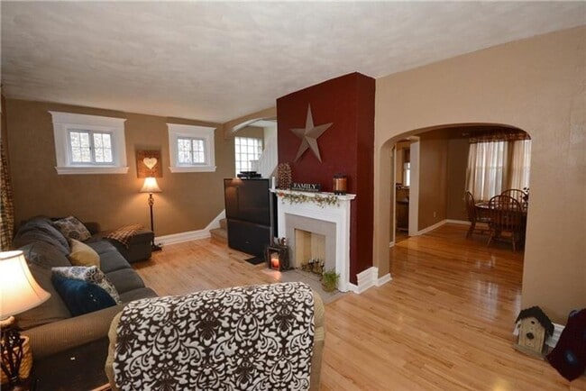 Building Photo - 2112 Saranac Ave