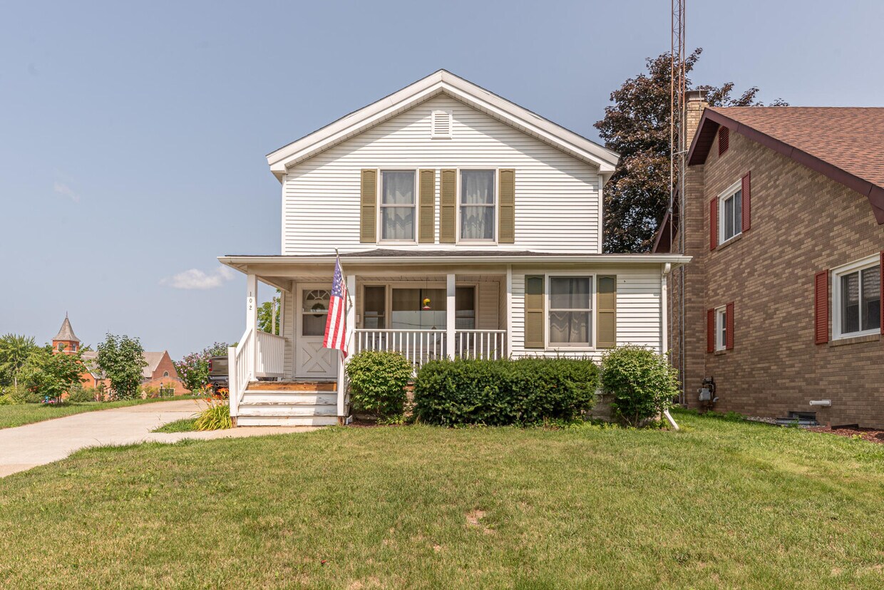 Primary Photo - 102 W Henry St