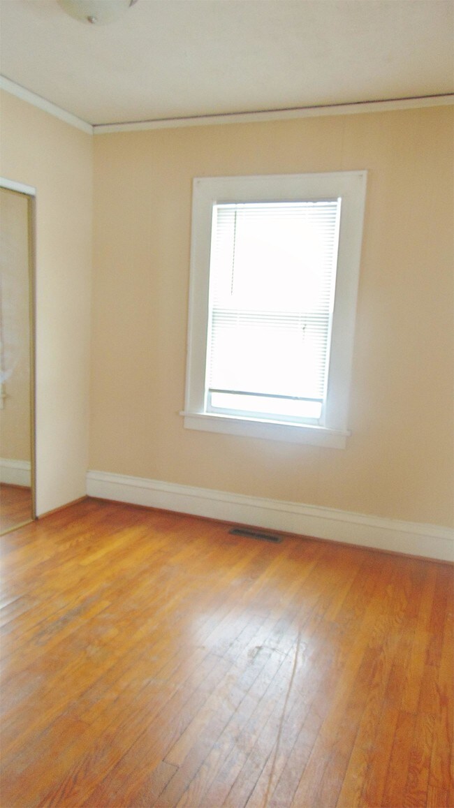 Building Photo - 911 W Tremont St