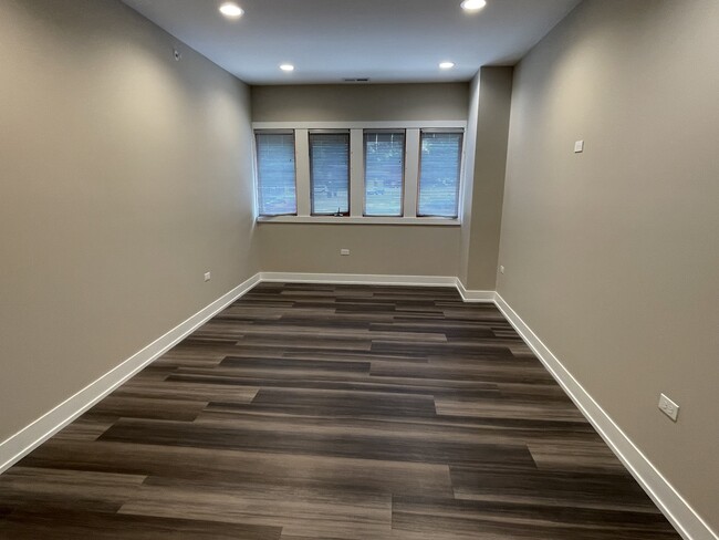 Building Photo - 400 E Hillcrest Dr