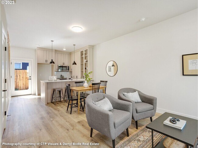 Foto del edificio - Stunning Modern Condo in Woodstock with Washer/Dryer in-unit, Patio & More