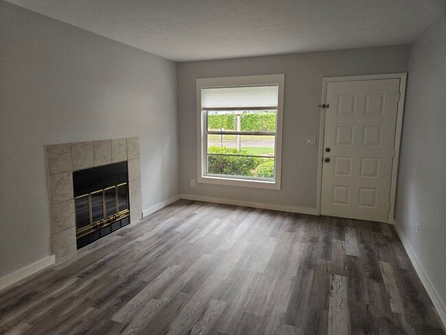 Building Photo - Beautiful Shadow Moss first floor condo!