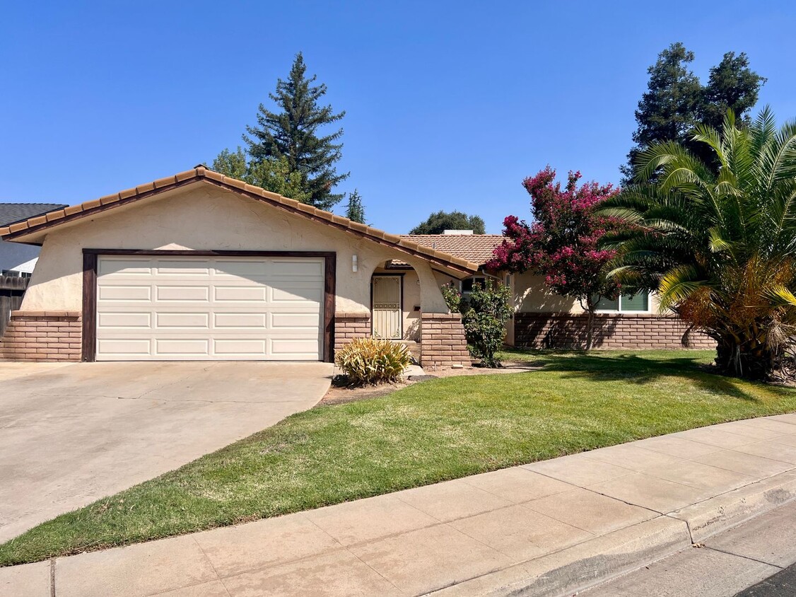 Foto principal - $2,195 Sierra & Clovis, 3 Bedroom - Paul A...