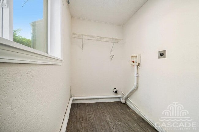 Building Photo - 707 N Forest Ave