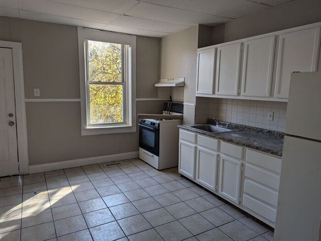 Building Photo - Great Price, Professionally Managed, Literal One Minute to Shopping and Dining!