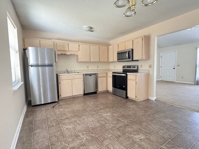 Building Photo - MOVE-IN READY! (Pet Friendly)