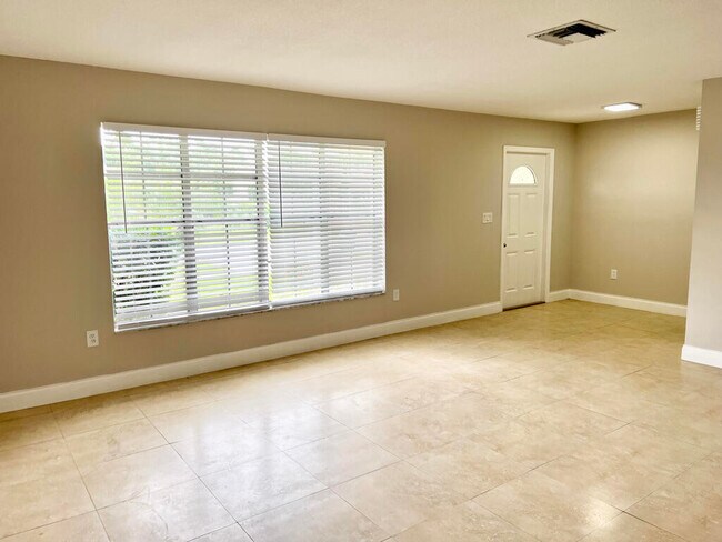 Foto del edificio - 3421 NW 25th Terrace