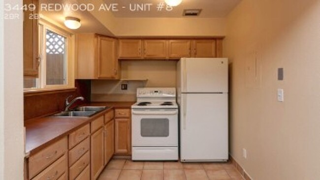 Building Photo - Spacious Townhouse-Style Condo with Privat...