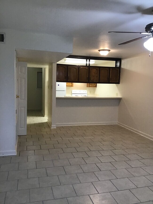 Foto del edificio - 7652 Bles Ave