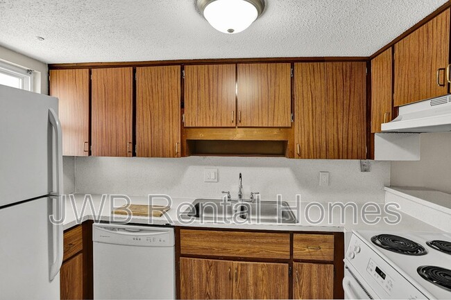 Building Photo - 1000 3rd St