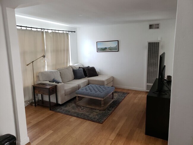 Foto del edificio - Carlsbad Blvd (Single Story Duplex)