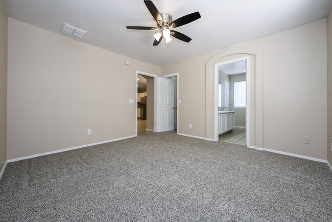 Foto del edificio - Four Bedrooms!