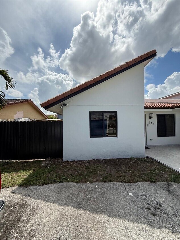 Foto principal - 611 SW 114th Ct