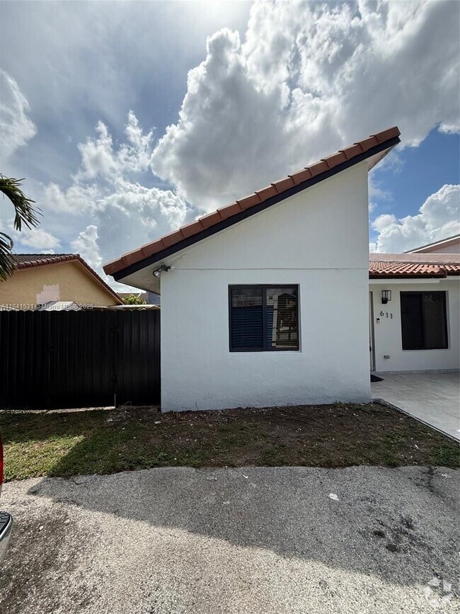 Building Photo - 611 SW 114th Ct