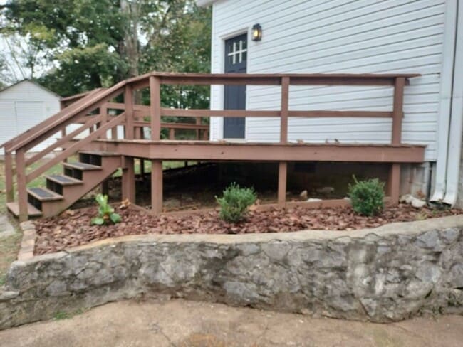 Building Photo - 2 bedroom 1 bath house with full basement!...