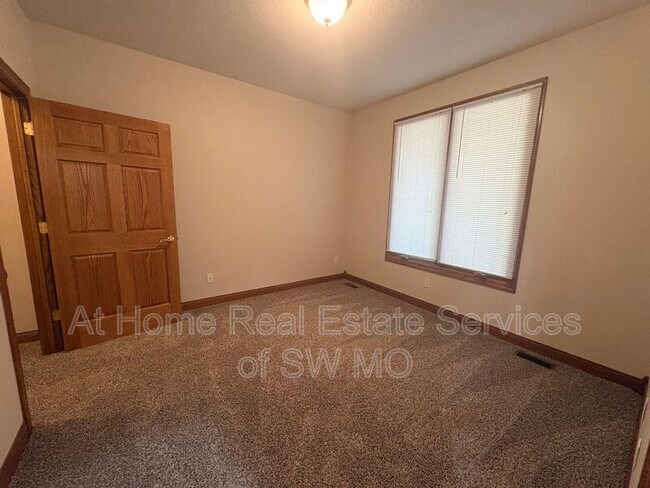 Building Photo - 5595 N 17th St