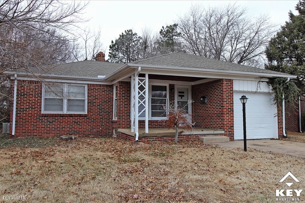 Primary Photo - 351 N Woodlawn St