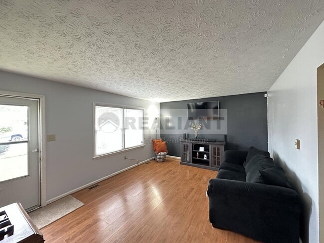 Building Photo - 530 Foxwood Dr