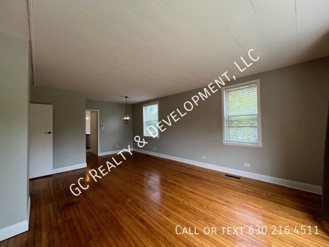 Building Photo - ***RIVERSIDE 1ST FLOOR UNIT / 2 BDRM - 1 B...