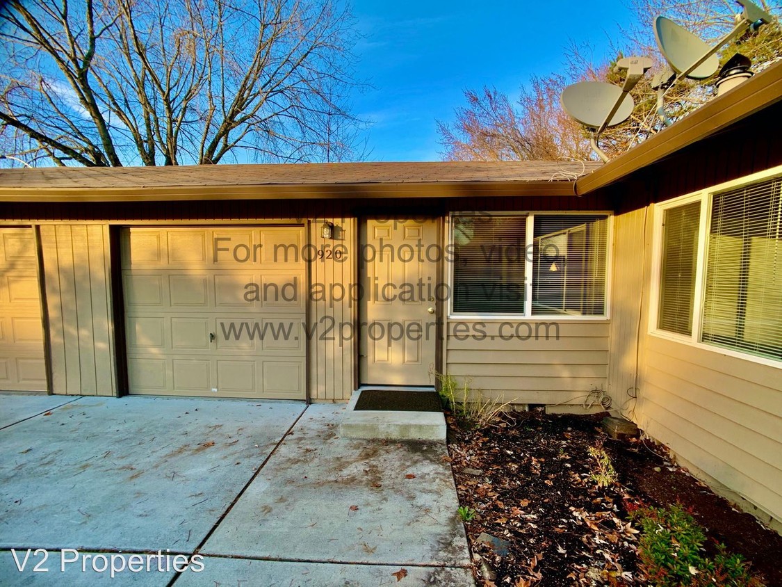 Foto principal - 920 NE Village Squire Ave