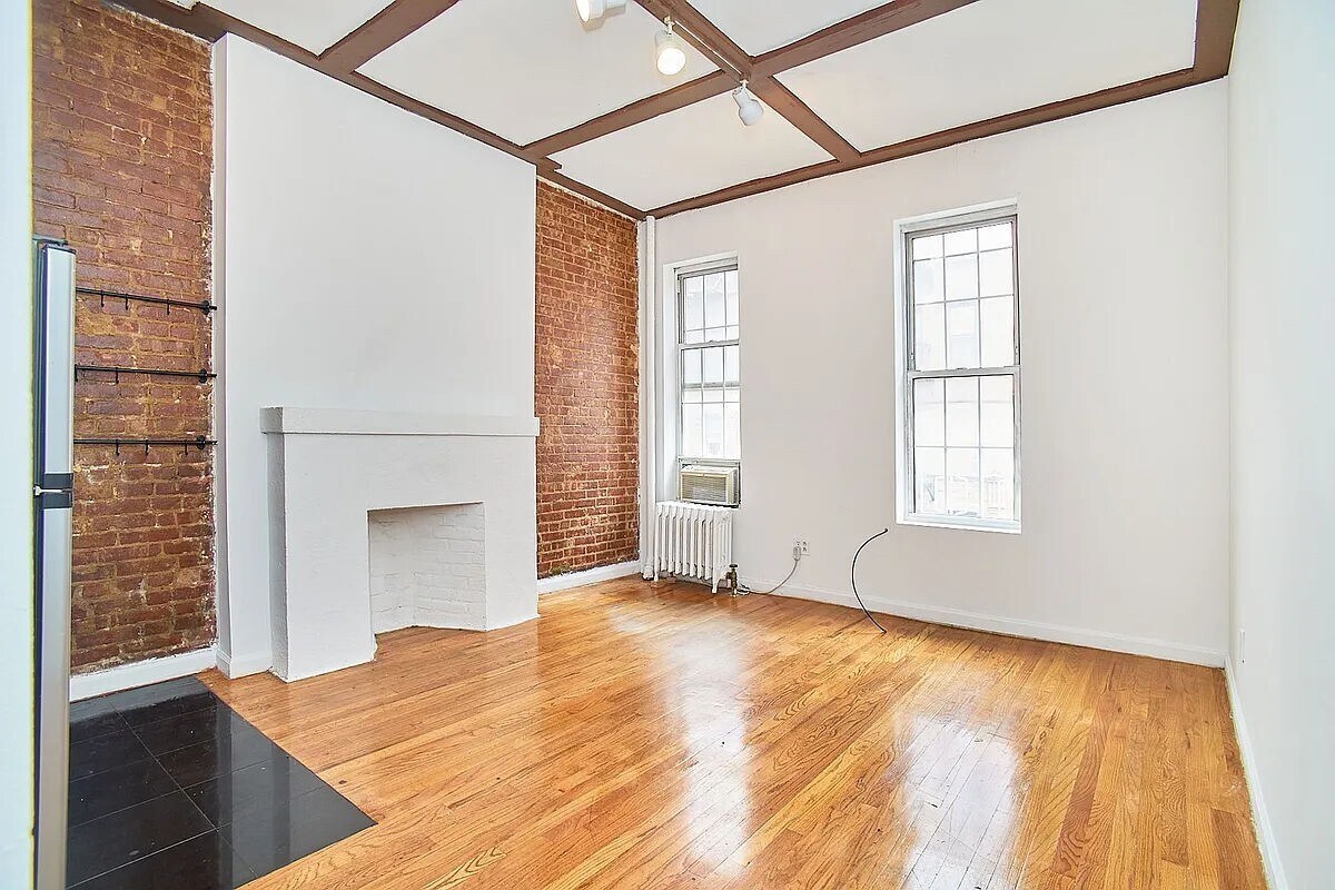 Primary Photo - 220 Sullivan Street