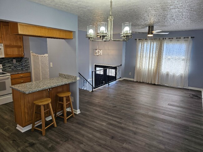 Building Photo - 8803 Mt Eastes Ln