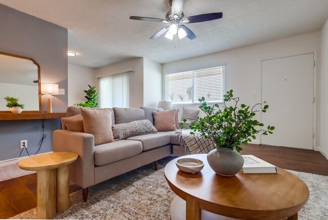 Foto del edificio - Classic 2-Story Building in Park Mesa Heig...