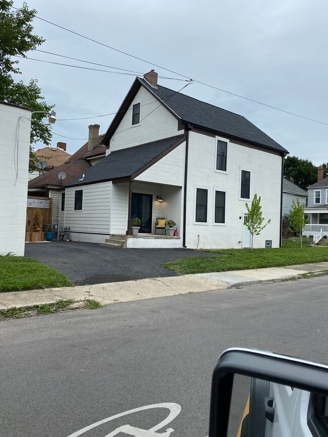 Building Photo - 219 S Cypress Ave