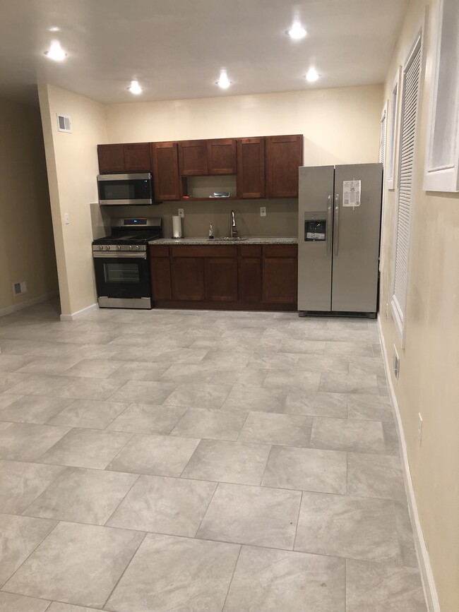 Open concept kitchen area - 397 Chadwick Ave