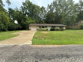 Building Photo - 3945 Sloping Dr