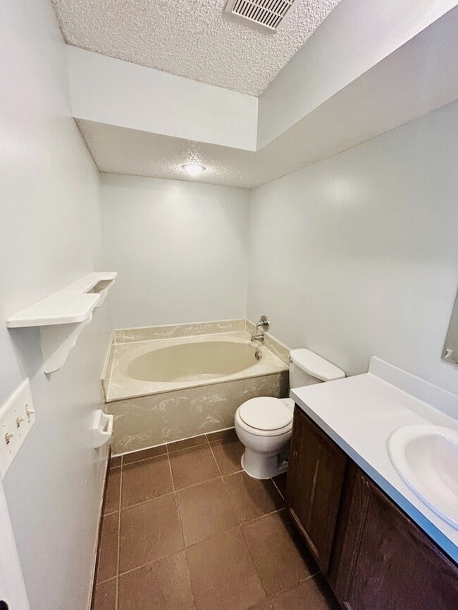 Building Photo - 5664 Bennington Dr