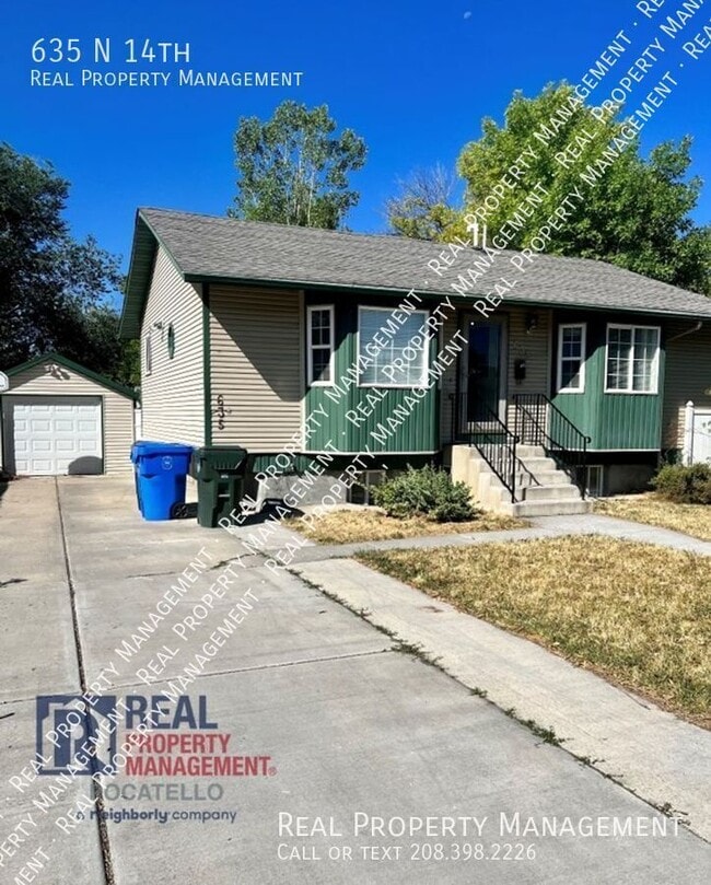 Building Photo - 2 bedroom 1 bath - Upstairs - 1 Car Garage