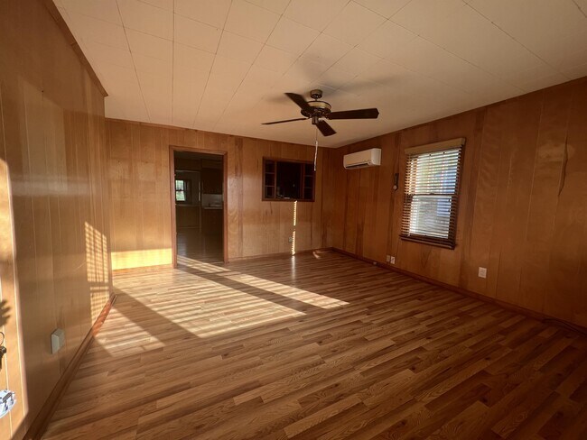 Building Photo - 204 Honeysuckle Ln