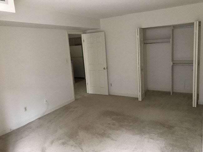 bedroom - 5000 Battery Ln