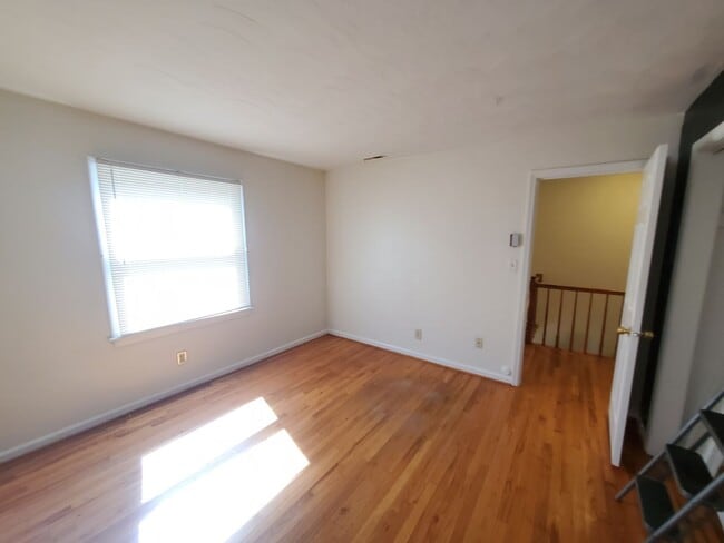 Building Photo - 4 bedroom and 2 and a half single family h...